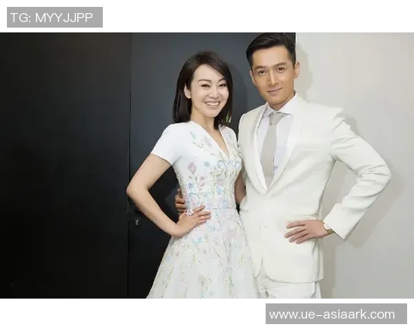 女子与足球明星亲密合影展现运动魅力与风采的精彩瞬间